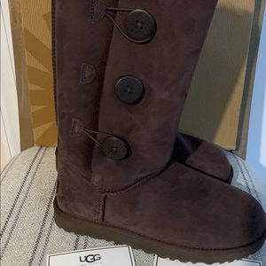 NIB, NWT UGG Bailey Button Triplet Chocolate Brown Suede Boots